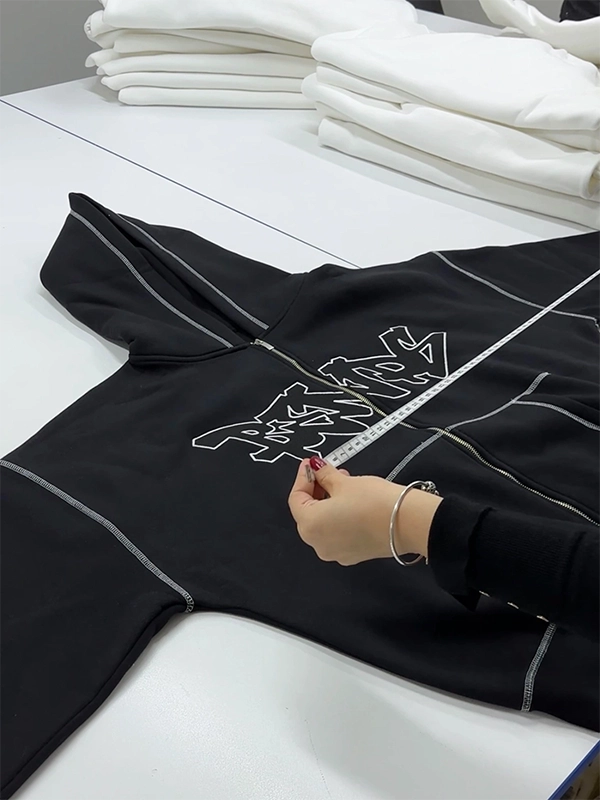 Manufacturing custom zipper with contrast stitching in an Istanbul factory