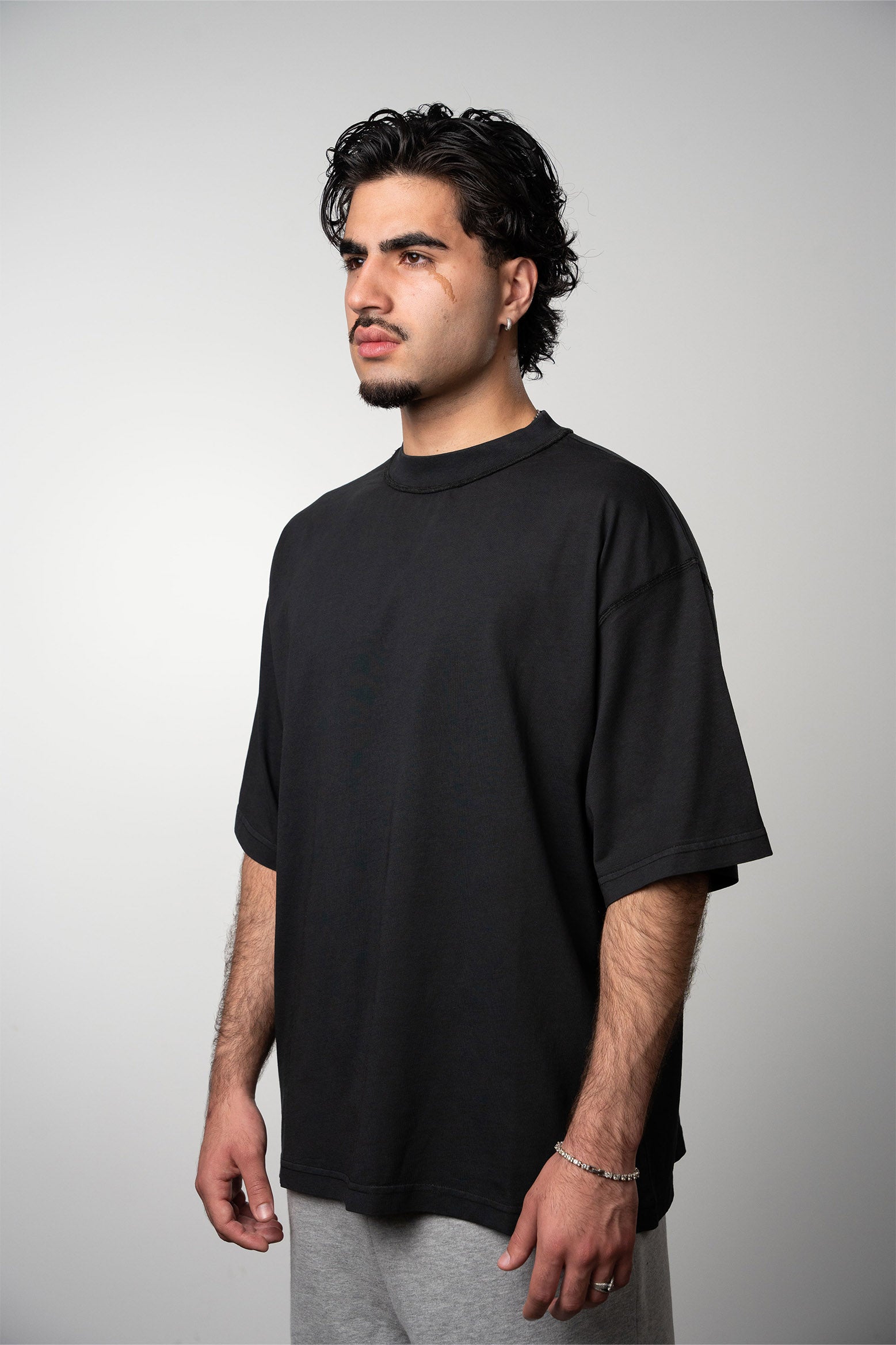 Customizable Blank tshirt in color blank with oversized fit
